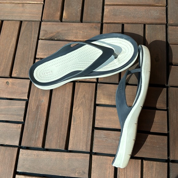 Women’s Crocs Flip Flops - Picture 3 of 12